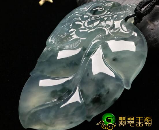 哪些样式的筒叶花月翡翠项链吊坠好？不一样色调的翡翠筒叶花月合适不一样的人哦   第1张