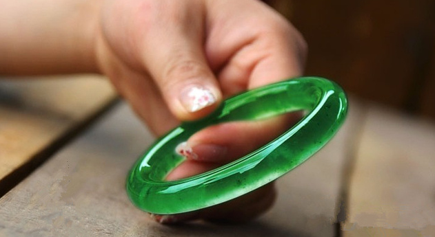 如何挑选帝王绿翡翠？我们要认真观察这五方面！(图文)   第2张