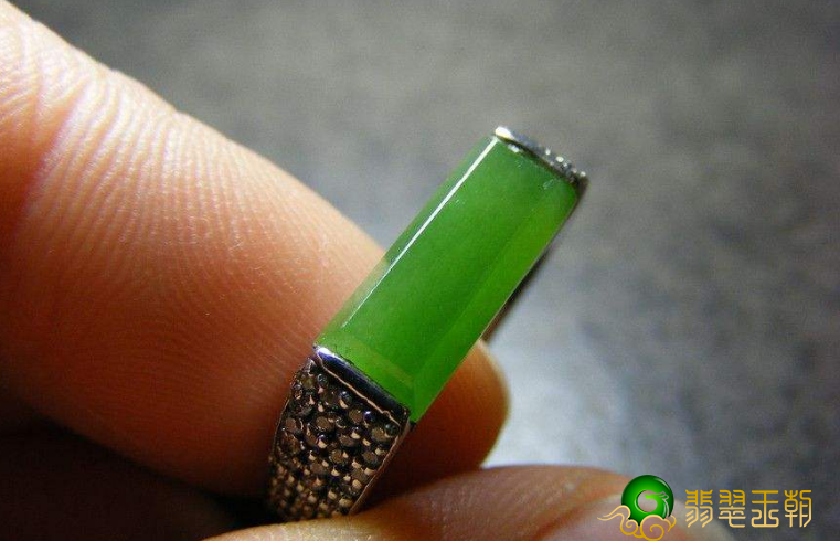 翡翠戒指嵌入的翡翠戒面有什么？翡翠戒指价钱贵吗？   第1张