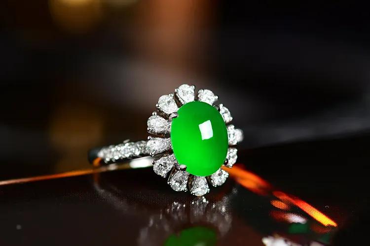 
                帝王绿翡翠和阳绿翡翠的区别
   第2张