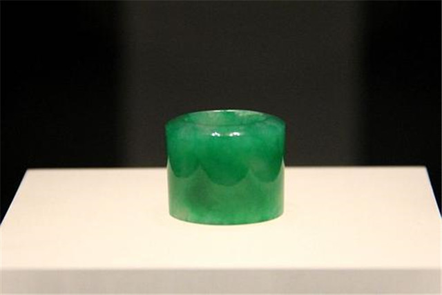 翡翠扳指多少钱?让我一一为你解析! 第1张