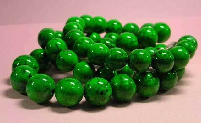 你的浓绿翡翠手镯是真的吗?有可能是这些仿制品! 第2张