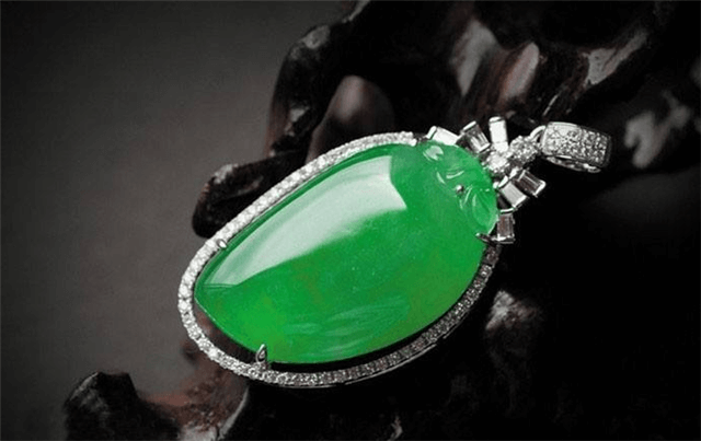 翡翠值钱吗？这些人用亲身经历告诉你，翡翠是真的很值钱！   第1张