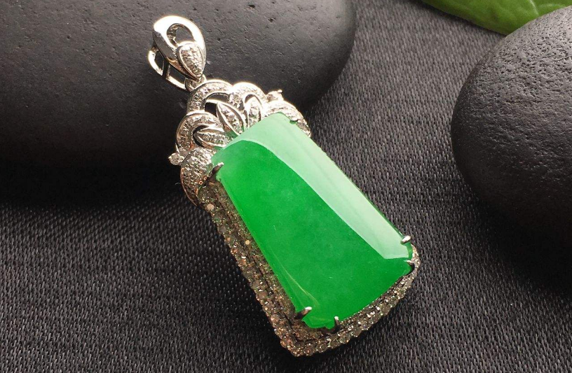 翡翠无事牌有什么寓意？适合什么人佩戴？   第1张