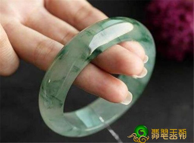 怎样选择翡翠飘花镯子?看本人喜爱就可以! 第2张