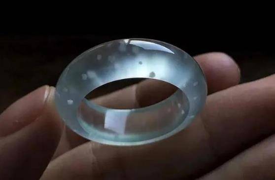 
                并非越复杂的翡翠越贵，有种素面翡翠，料子和品质都很完美
   第3张