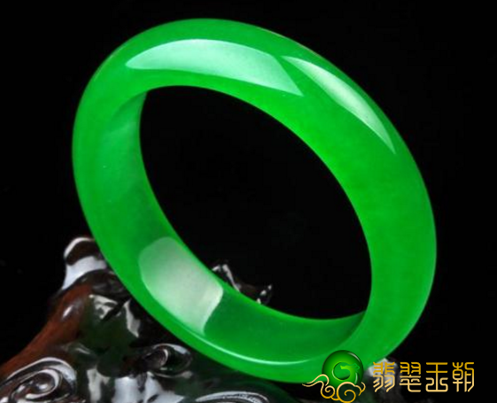 什么叫阳绿翡翠,它和其他翡翠有差别吗