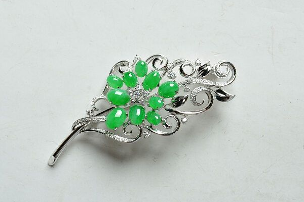 
                翡翠胸针能彰显品味，你知道如何选购和搭配么？
   第2张