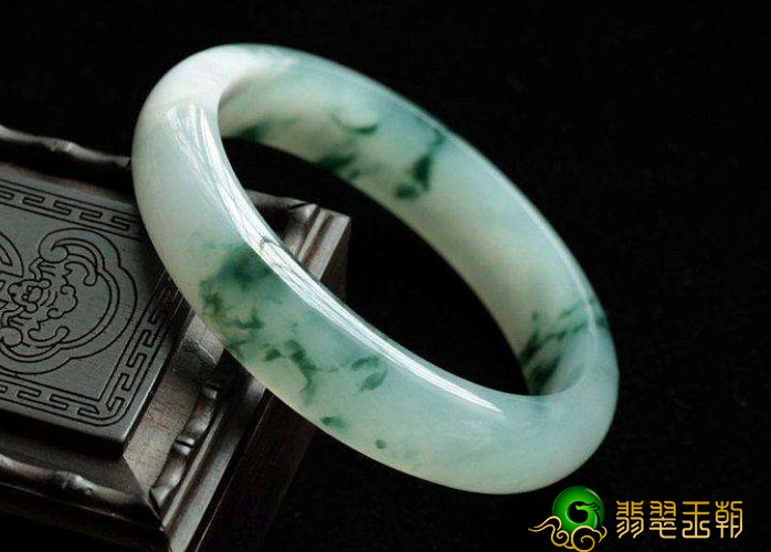 配戴翡翠时必须注意什么，留意这几个方面会给你的翡翠更好看   第2张