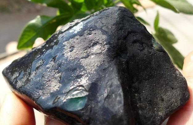 黑乌砂翡翠原石赌性最大，为什么很多赌石人还喜欢黑乌砂？   第2张