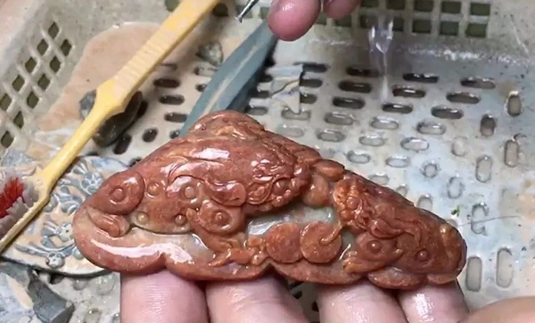 
                3500拿下的红翡原石，去皮干巴巴，雕刻后蜕变金蟾戏珠！
   第13张