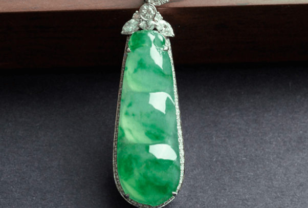 
                了解真假翡翠的鉴别方法图解，行内人原来是这么做的！
   第1张