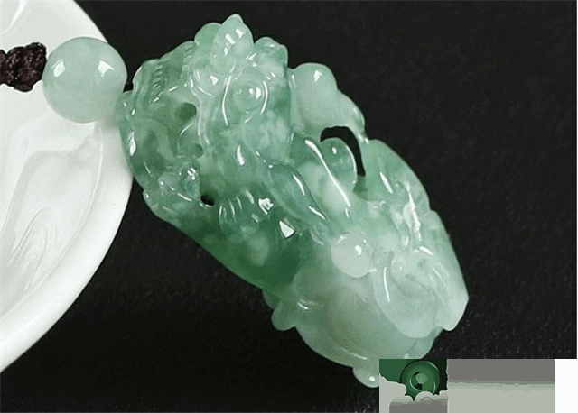 假如你购买的是这种翡翠玉挂件，还记得要多注意眼睛部位！   第2张
