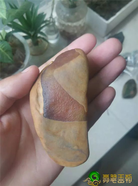 怎样用灯光效果来分辨翡翠翡翠原石雾色的浓淡   第1张