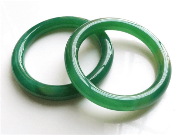 你的浓绿翡翠手镯是真的吗?有可能是这些仿制品! 第3张