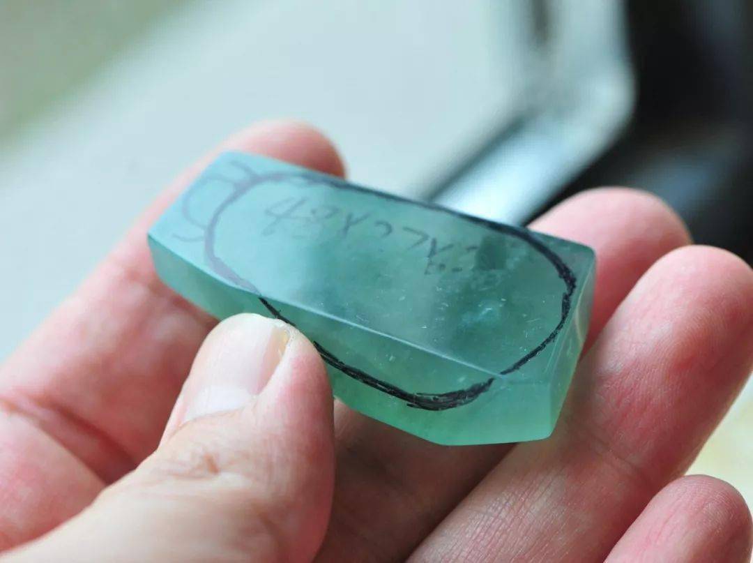 
                不起眼的翡翠边角料，经过雕刻师巧雕以后，立马增值十倍！
   第2张