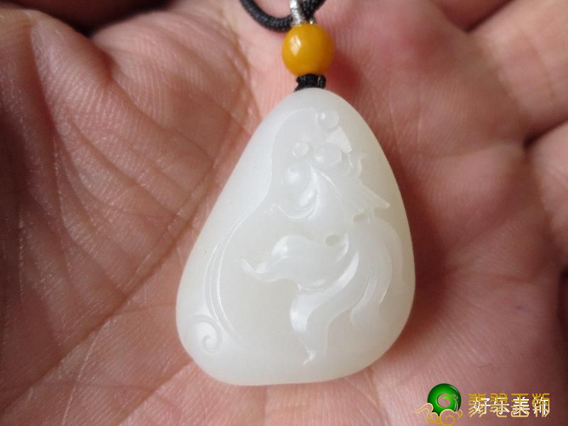 佩戴和田羊脂玉有什么好处和作用,戴羊脂玉的手链吊坠好处有哪些？   第4张