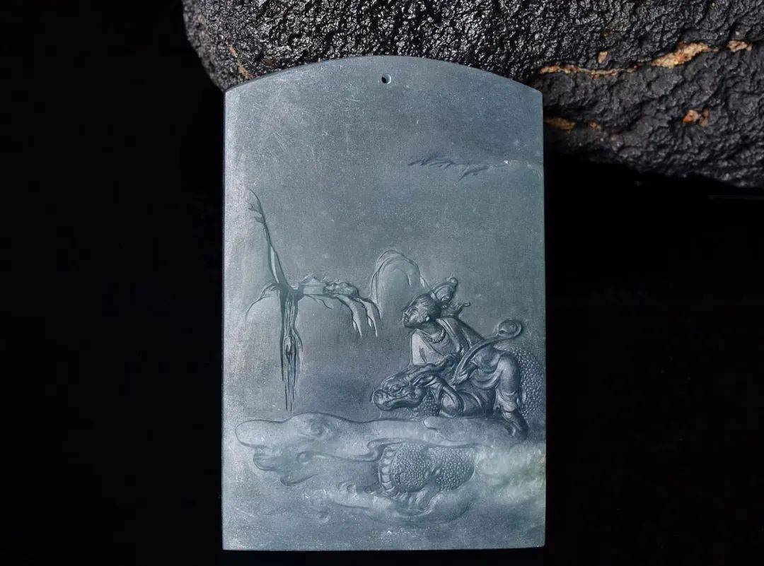 三块蓝水飘雪花棉的翡翠片料，设计集合了地海空，太有竟境了！  第8张