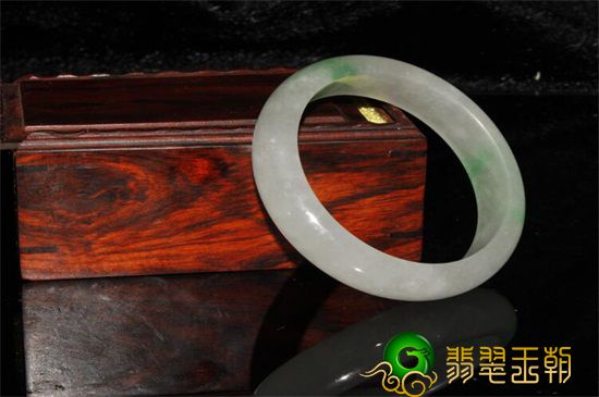 翡翠手镯的好处，所谓的“玉养人”   第1张