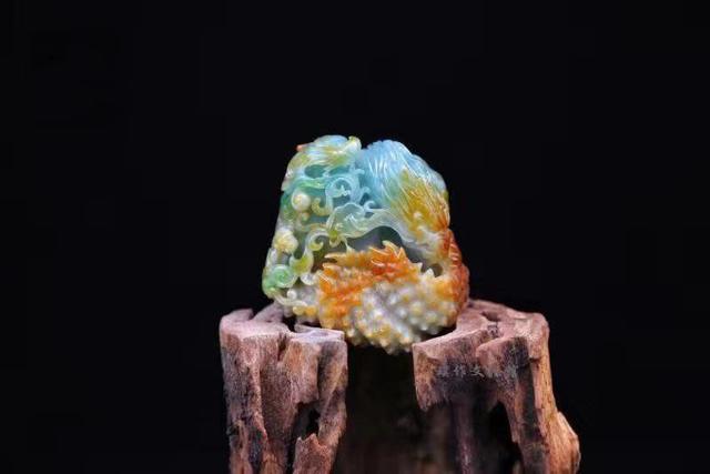 
                翡翠雕刻的色彩运用！什么是翡翠的分色？玉雕中的俏色是什么？
   第1张