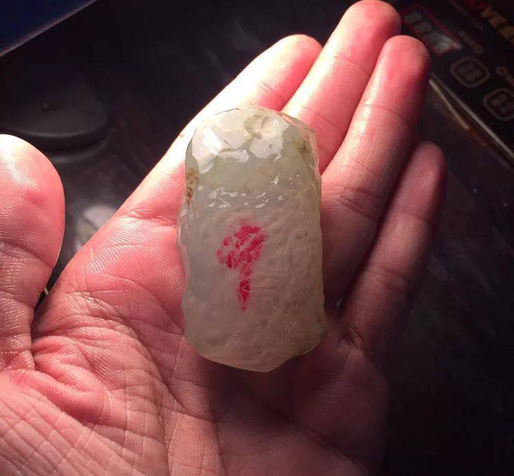 
                花高价拿下“莫西沙”翡翠原石，切开之后果然名不虚传！
   第1张