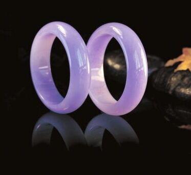 
                它是翡翠中的一种特殊的品种，珠宝界又称为“椿”
   第2张