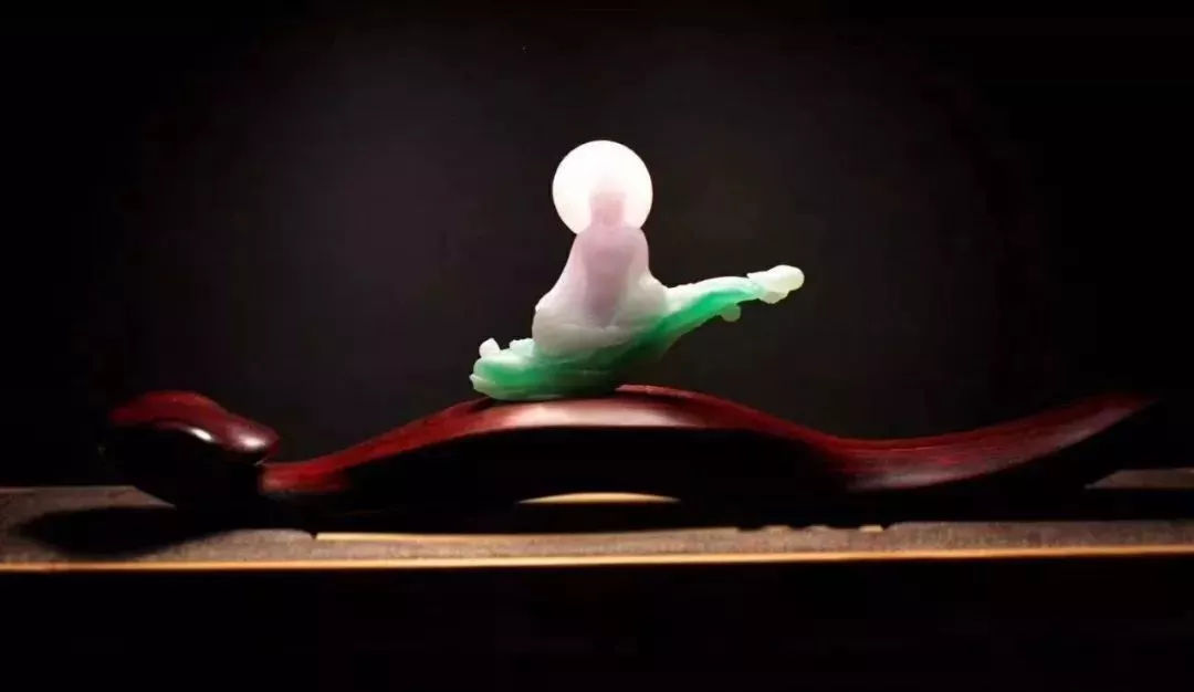 一块让人伤脑筋的春带彩翡翠，被玉雕师的创意拯救后，价值大涨！   第4张