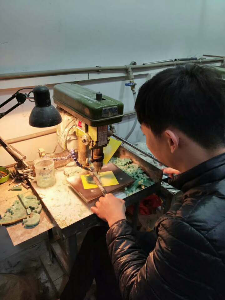 
                从原石到成品，了解翡翠平安扣的制作过程，虽朴实却有深刻寓意！
   第8张