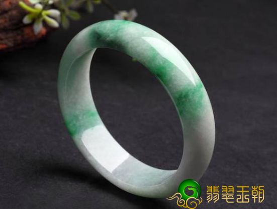 白青底翡翠的特性,原先不清楚它竟然和木那料种还那麼类似 第3张