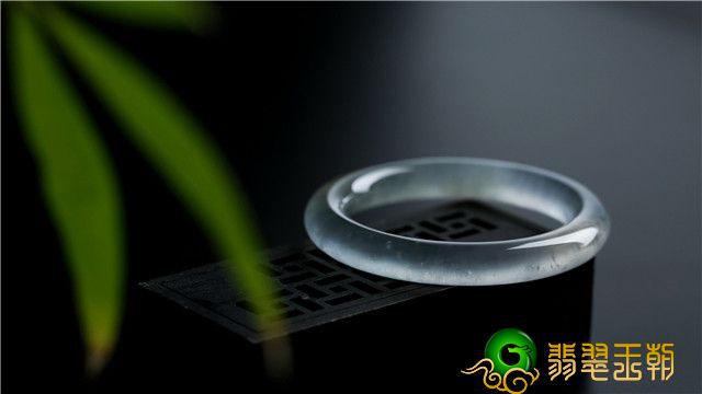 行语说：“偏色一分差价十倍”这个是真的吗？讲一讲分辨翡翠质量关键要素！   第1张