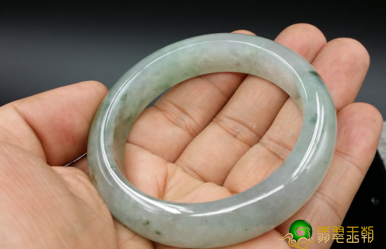 翡翠手镯如何挑选,教你挑选到珍品翡翠 第1张