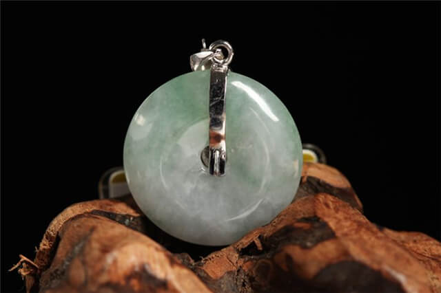 选购翡翠挂件给孩子佩戴，重点绝不是翡翠挂件多少钱！   第2张