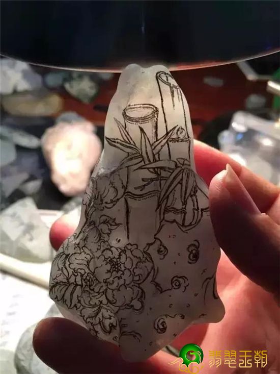 每个人都要想翡翠冰种，实际上冰糯种也很漂亮，看一下这两块料子就了解   第9张