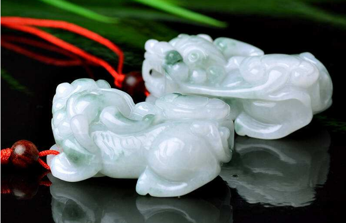 什么翡翠吊坠的寓意比较好?来看看这几种寓意丰富的翡翠吊坠 第1张