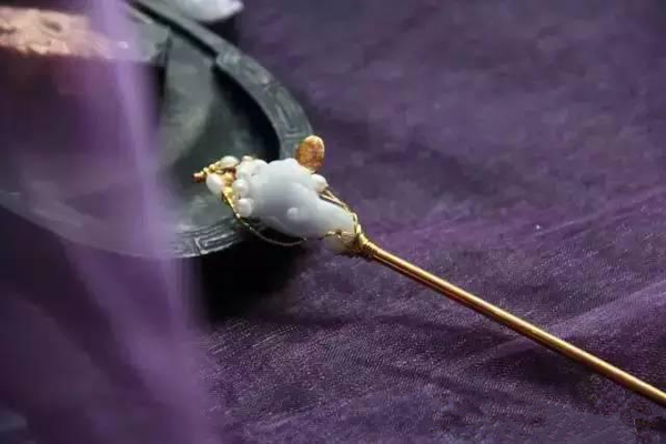 
                看看慈禧当年的翡翠发簪什么样
   第1张