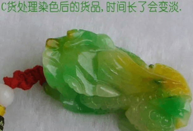 
                了解真假翡翠的鉴别方法图解，行内人原来是这么做的！
   第3张