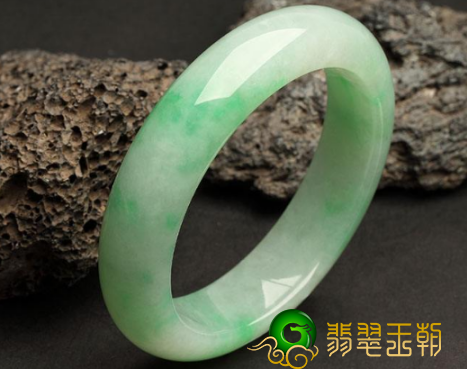 怎样购买翡翠玉镯子 看这6个小技巧   第2张