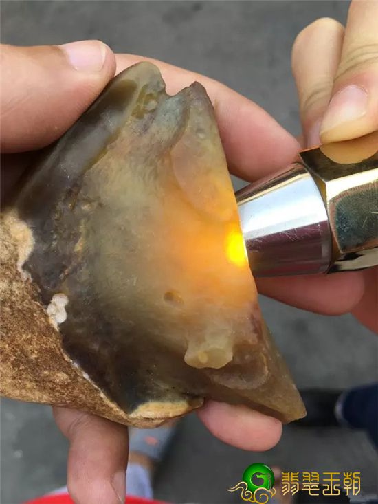 怎样用灯光效果来分辨翡翠翡翠原石雾色的浓淡   第5张