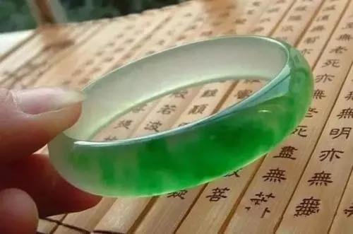 翡翠阴阳手镯是什么意思?看看行家是怎么分辨“阴阳翡翠”的 第1张