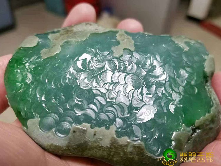 翡翠祖母绿是帝王绿么，它们究竟是不是同一种绿   第1张