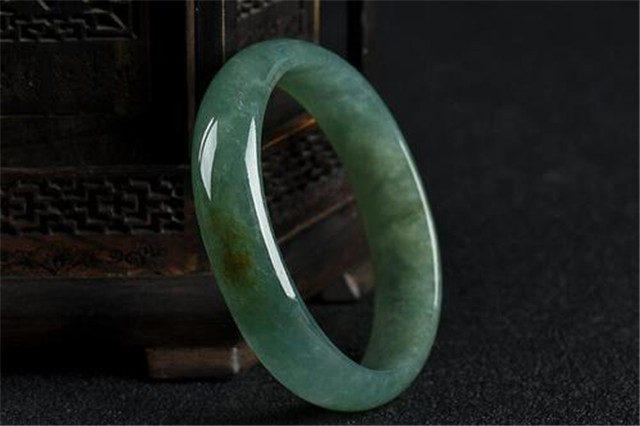 油青翡翠价格高吗？原来是这些因素决定了价格高低！(图文)   第1张
