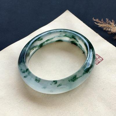 什么颜色的翡翠手镯最值钱?它们都让人爱不释手! 第3张