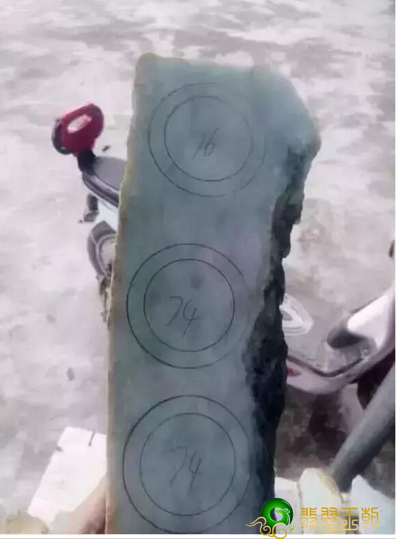 度假旅游时花4万买的翡翠翡翠原石，竟然切出了春带彩镯子   第6张