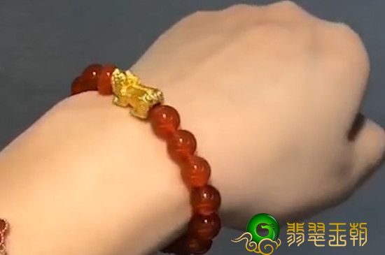 貔貅吊坠戴哪一个手 貔貅吊坠应当如何去配戴   第3张