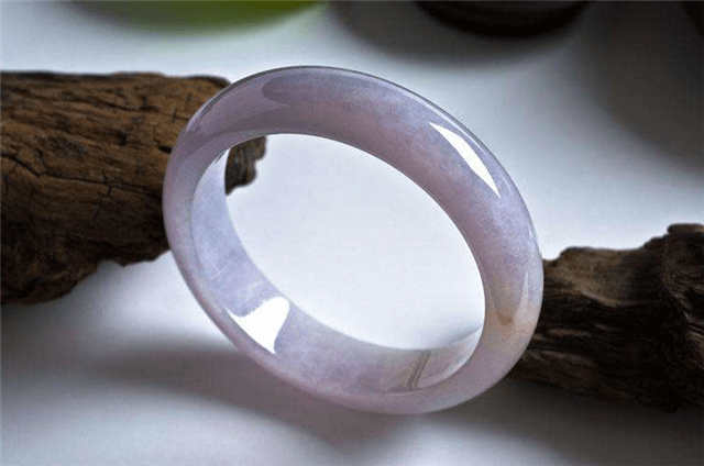 红翡绿翠紫为贵，翡翠手镯的颜色还有哪些？   第3张