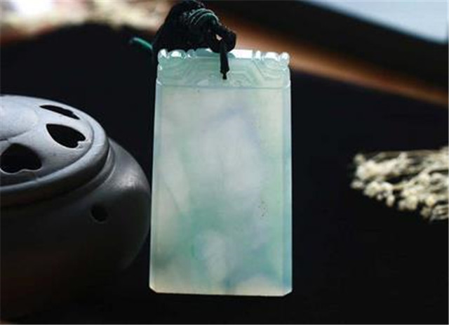 如何挑选翡翠无事牌？点击此文查看答案！(图文)   第2张