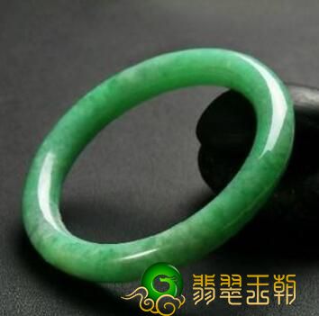 豆种翡翠的使用价值没有种，而在色有水 