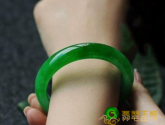 为什么女人喜爱翡翠镯子 翡翠镯子的风采   第2张