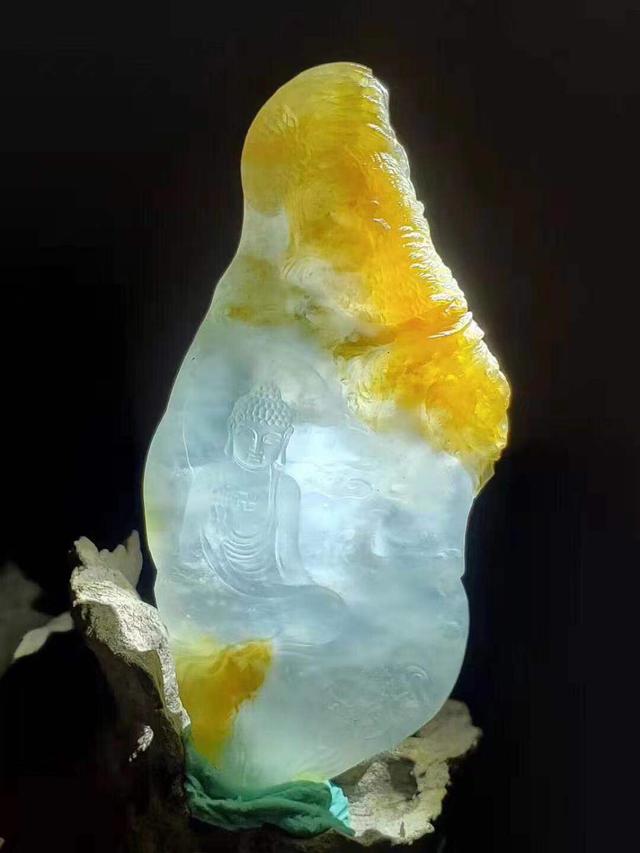 
                翡翠雕刻的色彩运用！什么是翡翠的分色？玉雕中的俏色是什么？
   第2张