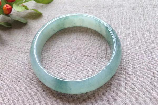 白翡翠手镯价格你知道吗？如何选购白翡翠手镯？   第2张